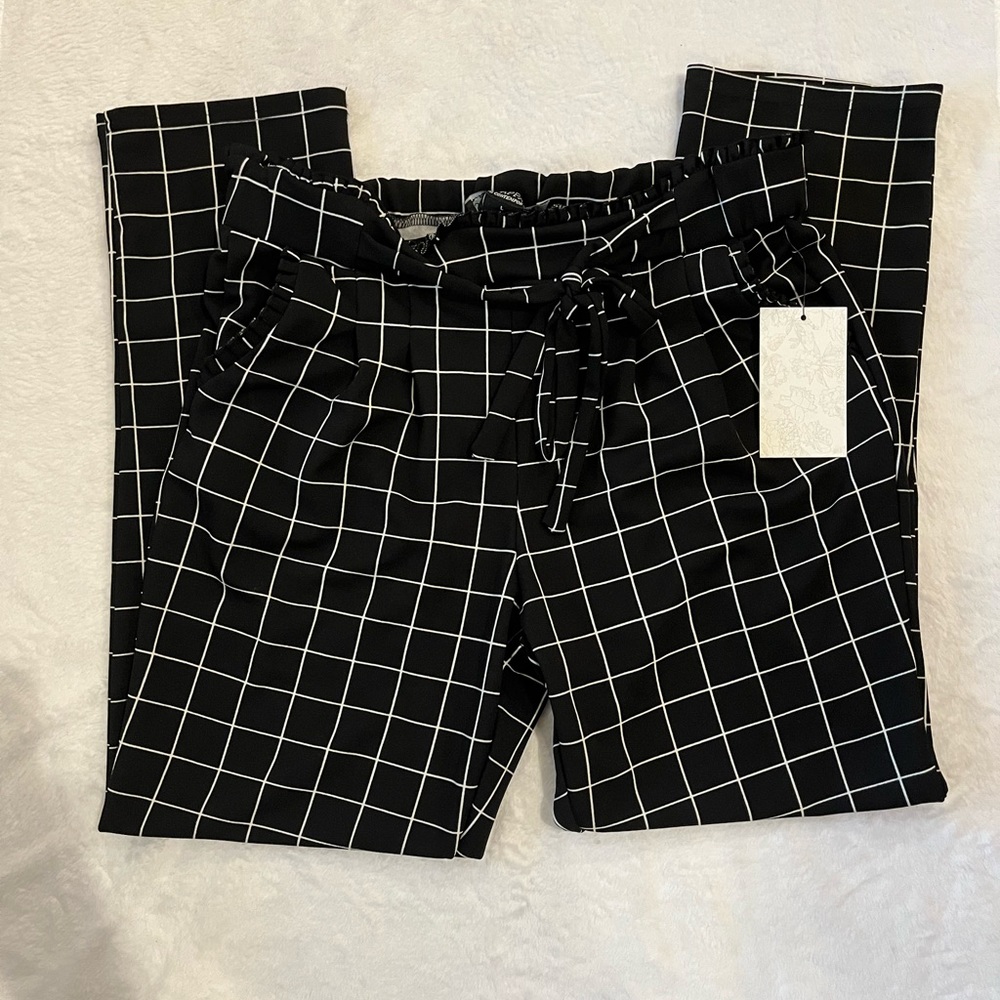 Black and white dress pants Soho Apparel size Large NWT